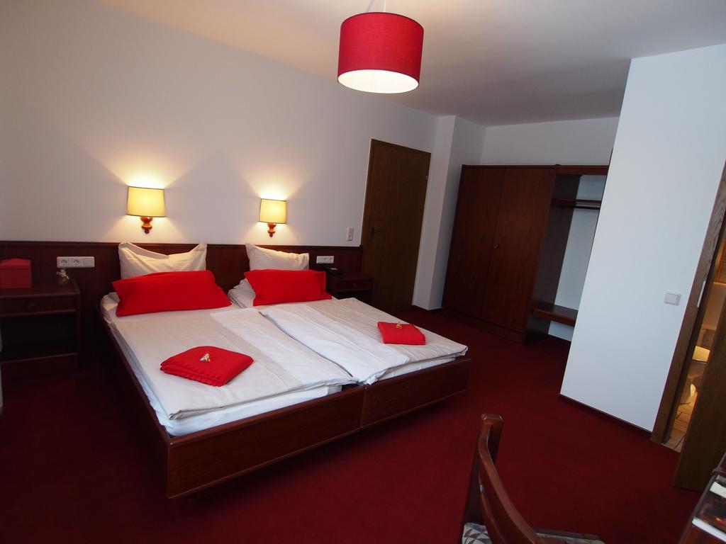 Hotel Restaurant Margaretenhof Überherrn Zewnętrze zdjęcie